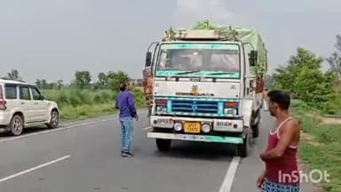 लखीमपुर: रुकुंदीपुर गांव के पास GST विभाग के अधिकारियों ने वाहनों को रोककर की दस्तावेजों की जांच