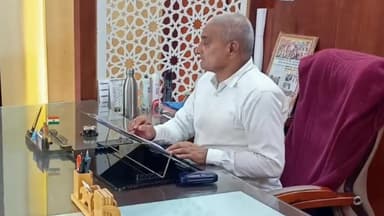 सीकर: नगर परिषद में विद्युत शाखा के तकनीकी अधिकारियों की बैठक का हुआ आयोजन नगर परिषद सभापति जीवन खां ने दिए निर्देश