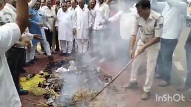 गुना नगर: कलेक्ट्रेट कार्यालय के बाहर कांग्रेस ने नर्सिंग घोटाले के विरोध में प्रदर्शन कर पुतला किया दहन, दिया ज्ञापन