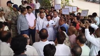 गुना नगर: नर्सिंग घोटाले के विरोध में कांग्रेस ने कलेक्ट्रेट के सामने दिया धरना