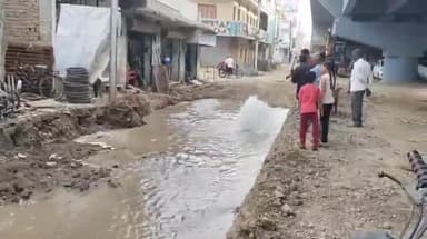 सीतामऊ: संजीत नाका ओवर ब्रिज के नीचे रोड पर काम करने के दौरान पाइपलाइन डैमेज हो गई जिस कारण से हजार लीटर पानी बह गया