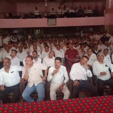 कानपुर: कानपुर कचहरी परिसर में अधिवक्ताओं की आमसभा का आयोजन,बनाई गई कमेटियां,कमिश्नरेट पुलिस के खिलाफ आंदोलन की रणनीति की तैयारी