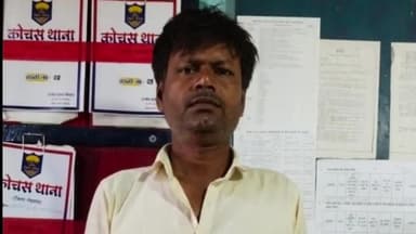 कोचस: कोचस के वार्ड नंबर-16 में शराब पीकर हंगामा कर रहे एक युवक को पुलिस ने किया गिरफ्तार