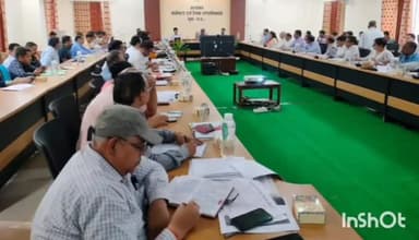 राघोगढ़: कलेक्टर ने जिला कार्यालय में ली समय सीमा बैठक, जिले के सभी अधिकारी कर्मचारी हुए शामिल
