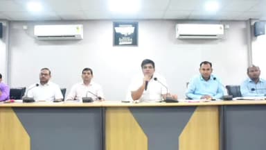 कोंडागांव: जिला कार्यालय के सभाकक्ष में कलेक्टर ने अधिकारियों की ली बैठक ,दिए निर्देश।