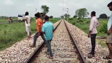 भोगांव: भोगांव थाना क्षेत्र की मोटा चौकी स्थित नगला तार के पास ट्रेन से कटकर एक वृद्ध की हुई मौत, नहीं हो सकी शव की शिनाख्त