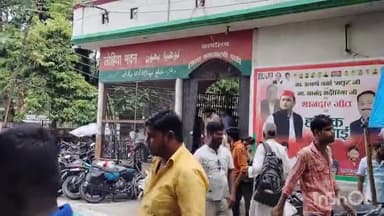 लखीमपुर: लोहिया भवन में सपा कार्यालय में सपा राष्ट्रीय अध्यक्ष के 51 वें जन्मदिन पर सपा कार्यकर्ताओं ने की आतिशबाजी