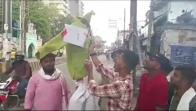 NSUI द्वारा MGKVP विश्वविद्यालय गेट पर नीट परीक्षा में धांधली का आरोप लगाकर विधायक बेदी राम का पुतला फूंका