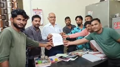 सुसनेर: वार्ड 10 की बाढ़ पीड़ित कॉलोनी में सीसी रोड निर्माण की मांग को लेकर रहवासियों ने नप सीएमओ को सौंपा ज्ञापन