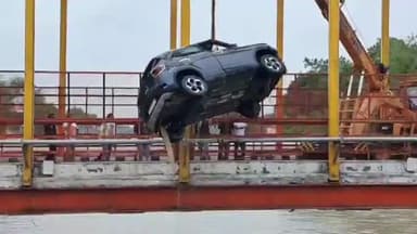 हरिद्वार: SDRF और जल पुलिस के जवानों ने सुखी नदी में बही दो गाड़ियों को डामकोठी के पास गंगा से निकाला बाहर, एक गाड़ी अभी भी लापता