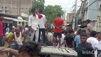 लखीसराय: शहर के नया बाजार पचना रोड संसार पोखर के समीप बिजली आपूर्ति बाधित रहने पर थोड़ी देर के लिए किया सड़क जाम।