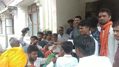 सारंगपुर: ग्राम पडाना में श्मशान भूमि पर अतिक्रमण को लेकर ग्रामीणों ने तहसील कार्यालय में तहसीलदार को सौंपा ज्ञापन