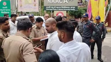 कानपुर: कानपुर विश्वविद्यालय के बाहर फीस वृद्धि और छात्रवृत्ति को लेकर छात्रों ने प्रशासन की निकाली शव यात्रा, किया प्रदर्शन