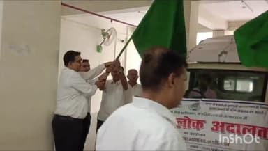 लखीसराय: व्यवहार न्यायालय परिसर से 13 जुलाई को राष्ट्रीय लोक अदालत की सफलता को लेकर प्रचार वाहन रथ को न्यायाधीश ने दिखाई हरी झंडी