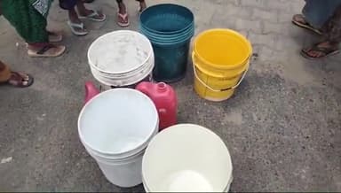 ਪਠਾਨਕੋਟ: ਪਿਛਲੇ ਤਿੰਨ ਮਹੀਨੇ ਤੋਂ ਪਾਣੀ ਨਾ ਆਉਣ ਤੋਂ ਨਾਰਾਜ਼ ਸੈਲੀ ਕੁੱਲੀਆਂ ਤੇ ਲੋਕਾਂ ਨੇ ਪ੍ਰਸ਼ਾਸਨ ਖਿਲਾਫ ਕੀਤਾ ਰੋਸ ਪ੍ਰਦਰਸ਼ਨ