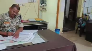 नरहरपुर: ग्राम उमरादाह में बाउंड्रीवाल के पोल निकालने को लेकर दो पक्षों में हुई मारपीट, शिकायत पर हुआ मामला दर्ज