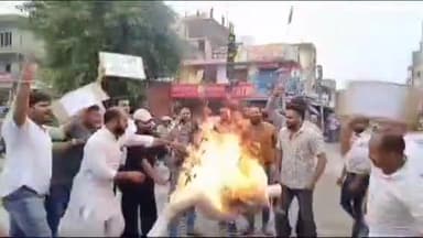 मुरादाबाद: मझोला थाना क्षेत्र में विहिप और बजरंग दल ने ओवैसी और राहुल गांधी के खिलाफ विरोध प्रदर्शन करते हुआ, पुतले फूंके है