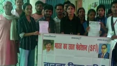 नगर नौसा: नगरनौसा में डिग्री कॉलेज खोलने को लेकर SFI के सदस्यों ने प्रखंड कार्यालय में बीडीओ को सौंपा ज्ञापन