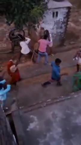 बदायूं: फूलपुर गांव में खेत की मेढ़ के विवाद के चलते पति पत्नी को लाठी-डन्डों से मारने पीटने का वीडियो वायरल हुआ
