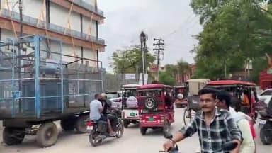 नगर निगम से स्टैंड की मांग को लेकर सैकड़ो ई रिक्शा चालकों ने नगर निगम का किया घेराव