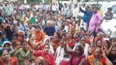 फेरी पटरी ठेला व्यवसायी समिति द्वारा पांच सूत्रीय मांग को लेकर नगर निगम कार्यालय पर नगर अपर आयुक्त को सौंपा पत्र