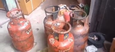 मेहनगर: बिंद्राबाजार में आलमारी की फैक्ट्री में जोरदार धमाके के बाद लगी आग, फैक्ट्री मालिक घायल, मची अफरा तफरी