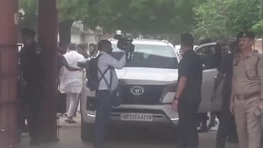 हाथरस: जनपद हाथरस के जिला अस्पताल पहुंचे उत्तर प्रदेश के मुख्यमंत्री योगी आदित्यनाथ, सत्संग के दौरान घायल हुए लोगों का जाना हाल