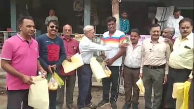 विदिशा नगर: विश्व प्लास्टिक दिवस के उपलक्ष में सावरकर बाल बिहार की सब्जी मंडी में कपड़े के थैले वितरित किए गए