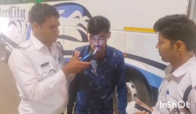 गुना नगर: गुना में ब्रिथ एनालाइजर लेकर बस स्टैंड पहुंची यातायात पुलिस, शराब पीकर वाहन चलाने वाले चालकों की जांच की गई