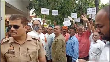 रॉबर्ट्सगंज: अनपरा नगर पंचायत कार्यालय पर दर्जनो व्यपारियो ने किया प्रदर्शन, भ्रष्टाचार का लगाया आरोप