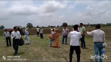 आरोन: पीपरोदा कला में महिला कोटवार के खेत पर पहुंचे आरोन एसडीएम और तहसीलदार, हटवाया अतिक्रमण, खड़े होकर जुतवाई जमीन