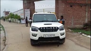 भोगांव: बिछवां स्थित भोले बाबा के आश्रम से पुलिस की देखरेख में बाहर निकलीं भाजपा का झंडा लगाए लग्जरी गाडियां,प्रशासन पर उठे सवाल