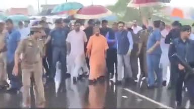 बारिश हो आंधी हो तूफान हो
लेकिन एक कर्मयोगी कभी नहीं रुकता

@myogiadityanath जी