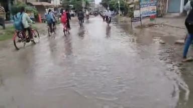 बेगूसराय: बेगूसराय के हेमरा चौक पर सड़कों पर पानी रहने से लोगों को आने-जाने में काफी परेशानी