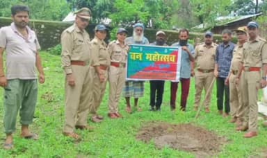 पूर्णागिरि: टनकपुर के छीनी चौकी परिसर में दोगाड़ी वन रेंज के तत्वाधान में वन महोत्सव कार्यक्रम का हुआ आयोजन