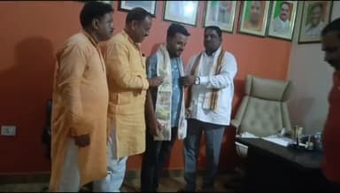 बलरामपुर समाचार सदर विधायक पलटू राम ने भारतीय जनता पार्टी की कार्यकर्ता आशू मिश्रा की जन्म दिवस पर अपने कैंप कार्यालय बलरामपुर आवास पर अंग वस्त्र ओढ़ाकर मिष्ठान खिलाकर जन्म दिवस की बधाई दी इस अवसर पर पूर्व जिला अध्यक्ष चंद्रप्रकाश सिंह गुड्