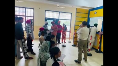 ਸੁਨਾਮ: ਸੁਨਾਮ ਐਸ ਡੀਐਮ ਪ੍ਰਮੋਦ ਸਿੰਗਲਾ ਵੱਲੋਂ ਸੇਵਾ ਕੇਂਦਰ ਚੀਮਾ ਦੀ ਅਚਨਚੇਤ ਜਾਂਚ ਦੌਰਾਨ ਤਿੰਨ ਕਰਮਚਾਰੀ ਗੈਰ ਹਾਜ਼ਰ ਪਾਏ ਗਏ