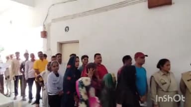 लखीमपुर: डीएम कार्यालय में जनसुनवाई के दौरान शिकायतकर्ताओं का उमड़ा जन सैलाब लंबी-लंबी कारों में लगे लोग