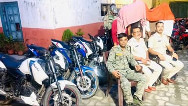 कटकमदाग: कोर्रा थाना क्षेत्र से चोरी का बाइक के साथ पुलिस ने पांच आरोपी को किया गिरफ्तार