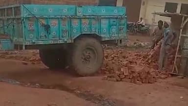 गुना नगर: सकतपुर रोड पर खराब रोड होने की बजह से ईटों से भरी ट्रॉली पलटी  टला बढ़ा हादसा