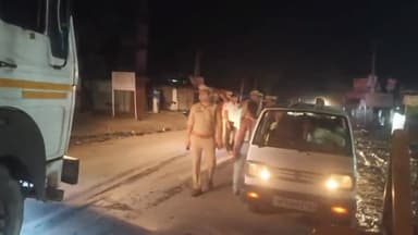 बिसवां: मास्टर बाग कस्बे में क्षेत्राधिकारी ने रात में चलाया सघन चेकिंग अभियान, अपराधिक प्रवृत्ति के लोगों में मचा हड़कंप