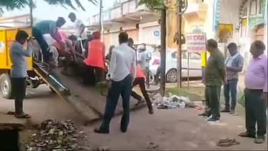 अमानगंज: नगरपालिका ने आवारा गाय बैल को काऊ केचर के माध्यम से पकड़कर भेजा गौसाला