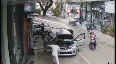 जोधपुर: सरदारपुर क्षेत्र में तेज रफ्तार कार हुई  अनियंत्रित दुकानों में जा घुसी, लोगों ने भाग कर अपनी जान बचाई