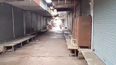 लखीमपुर: खपरैल बाजार में नालों ऊपर के किया गया अतिक्रमण बना जलभराव का कारण, खुद के अवैध निर्माण से हो रहा जल भराव