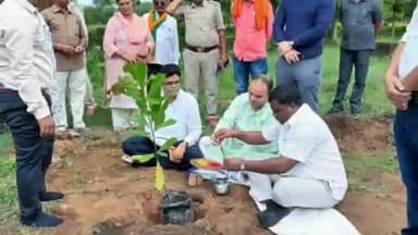 नरहरपुर: जवाहर नवोदय विद्यालय करप में एक पेड़ मां के नाम वृक्षारोपण कार्यक्रम में विधायक आसाराम नेताम हुए शामिल