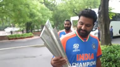 भारतीय क्रिकेट टीम दिल्ली एयरपोर्ट से सीधे पीएम निवास पहुंची। शाम 5 बजे नरीमन पॉइंट से वानखेड़े स्टेडियम तक होगा रोड शो।