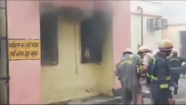 मुरादाबाद: जिला अस्पताल के ट्रामा सेंटर में अचानक लगी भीषण आग, फायर ब्रिगेड ने कड़ी मशक्कत के बाद घंटे भर में पाया काबू