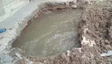 ਪਠਾਨਕੋਟ: ਗਾਂਧੀ ਚੌਕ ਵਿੱਚ ਬੀਤੇ ਚਾਰ ਦਿਨਾਂ ਤੋਂ ਪਏ ਟੋਏ ਤੋਂ ਦੁਖੀ ਦੁਕਾਨਦਾਰਾਂ ਨੇ ਜਤਾਈ ਪ੍ਰਸ਼ਾਸਨ ਖ਼ਿਲਾਫ਼ ਨਾਰਾਜ਼ਗੀ