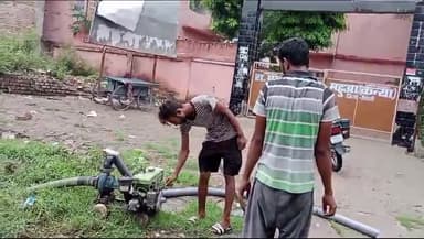 महुआ: नगर परिषद क्षेत्र के वार्ड-20 में की गई जलजमाव के पानी की निकासी