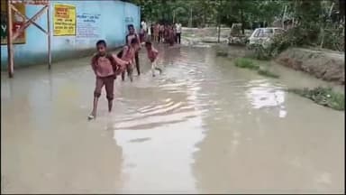 मंझनपुर: लहना गाँव के उच्च प्राथमिक विद्यालय के सामने गन्दे पानी के तालाब में तब्दील सड़क में घुसकर बच्चे अनजाने को हैं मजबूर
